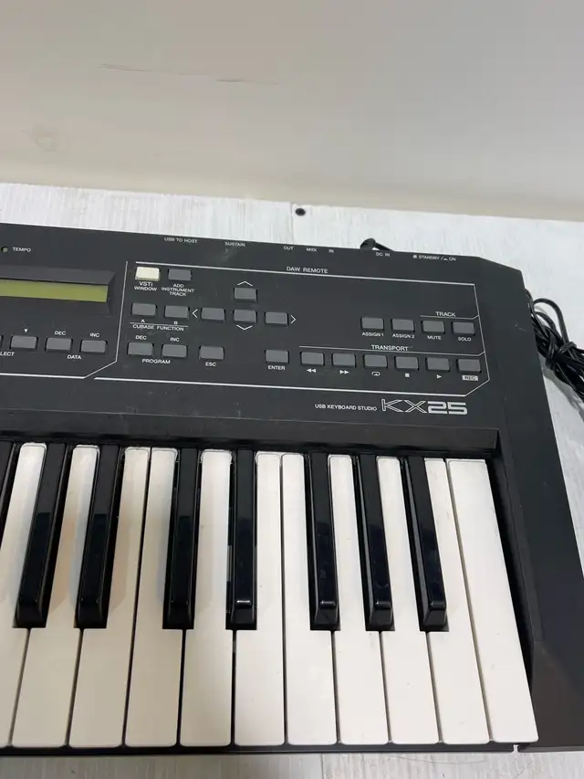 Yamaha KX25 Keyboard in Pianos & Keyboards in City of Montréal - Image 4