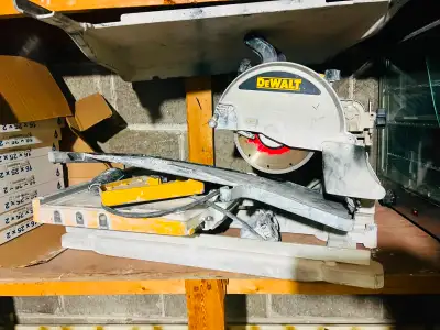 selling dewalt water saw comes with tray and legs also CASH ONLY 350 or OBO