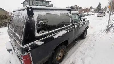 1987 Dodge ramcharger project vehicle comes with extra parts and top rack needs drivers side window...