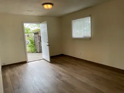 BRIGHT 2 BEDROOM LOWER SUITE