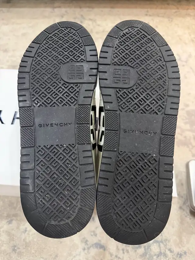 Givenchy 4G Sneaker Mens size 9US 42 EU in Men's Shoes in City of Toronto - Image 6