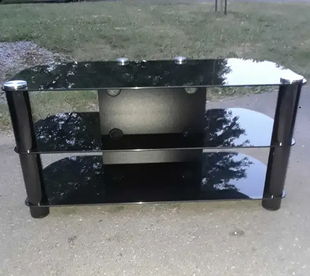 Glass TV stand table in TV Tables & Entertainment Units in Kingston - Image 3