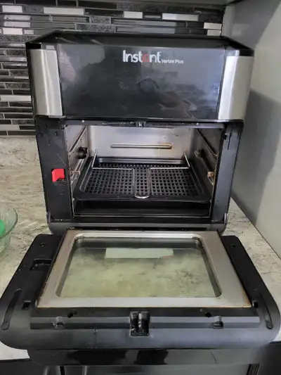 I'm selling an Instant Vortex Plus air fryer that's perfect for quickly cooking meals with its 10-qu...