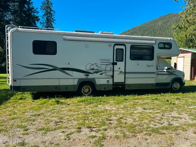 2001 Ford F-450 V10 | Bigfoot 30MH29RQ 145,222 km This beautiful Bigfoot motorhome is in immaculate...