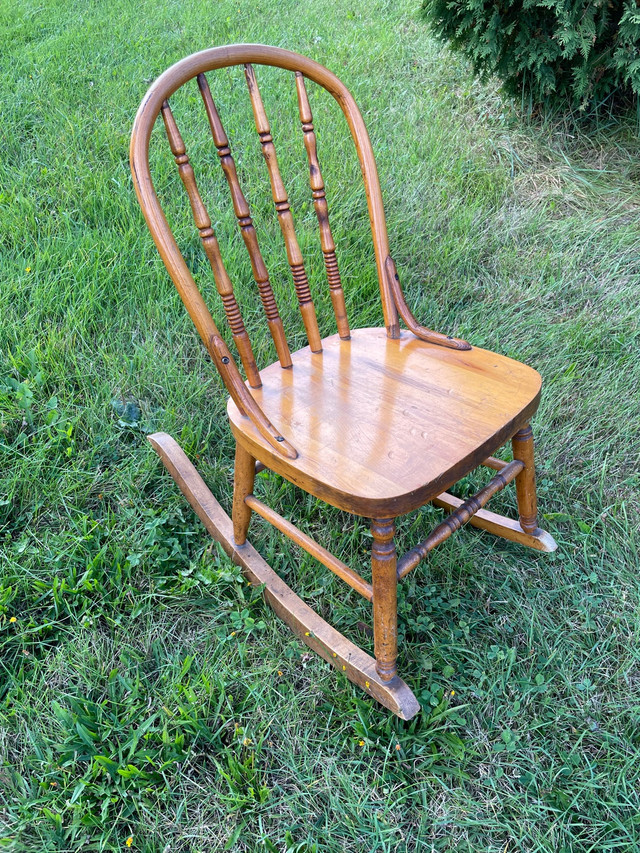 Petite chaise berçante antique en bois  dans Chaises, Fauteuils inclinables  à Ouest de l’Île - Image 2