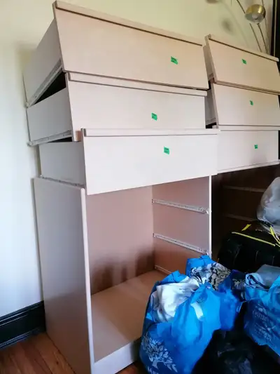 **CURB ALERT** FREE LARGE DRESSER WITH 6 DRAWERS** This beautiful huge dresser (20" x 32.5" x 60", d...