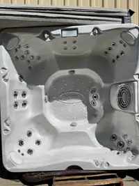 2013 Jacuzzi J280 8 Adult Hot Tub in Great Shape