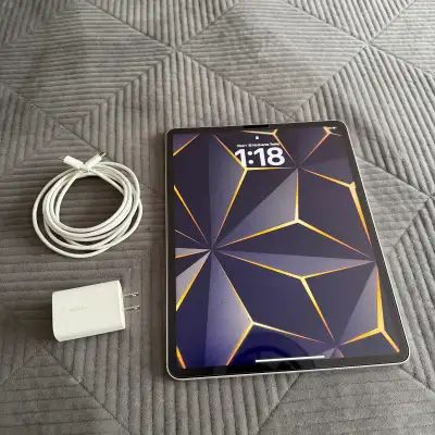 Selling M2, 1TB, 16GB RAM, IPad Pro 12.9", 6th Generation, Wifi + Cellular in beautiful Space Grey C...