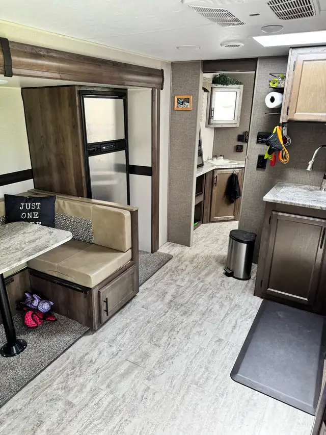Rv Travel Trailer  in British Columbia in Canada - Image 6