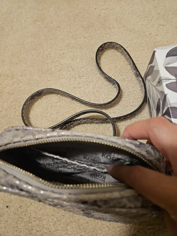 Michael Kors Crossbody Bag Women in Women's - Bags & Wallets in Markham / York Region - Image 6