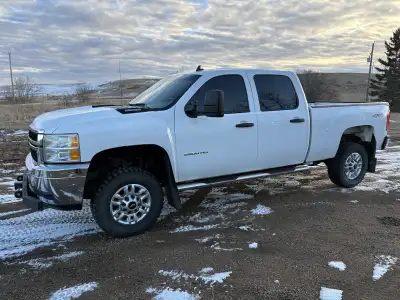 2013 Chevrolet Silverado Duramax crew short box. Deleted since new, currently under 79,000 km and un...