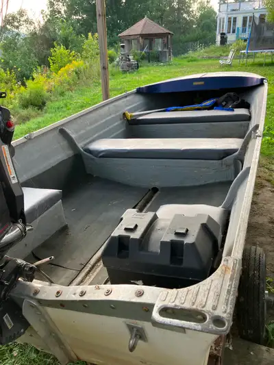 chaloupe en fiberglass avec trailler et moteur evinrude 25force 2 temps injection direct . 50hrs d'u...