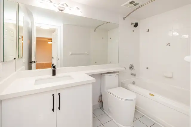 Mississauga Condo Available Immediately For Sale in Condos for Sale in Mississauga / Peel Region - Image 11