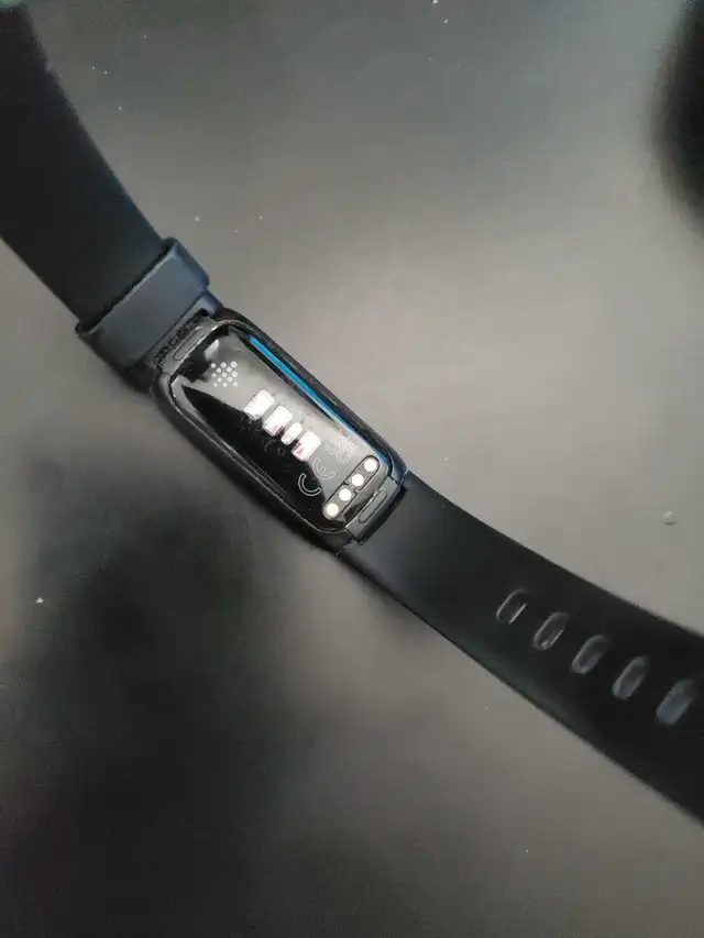 Fitbit Luxe fitness tracker in Exercise Equipment in Kitchener / Waterloo - Image 4