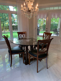 Table luxueuse avec 4 chaises d'Italie