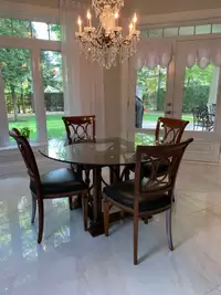 Table luxueuse avec 4 chaises d'Italie
