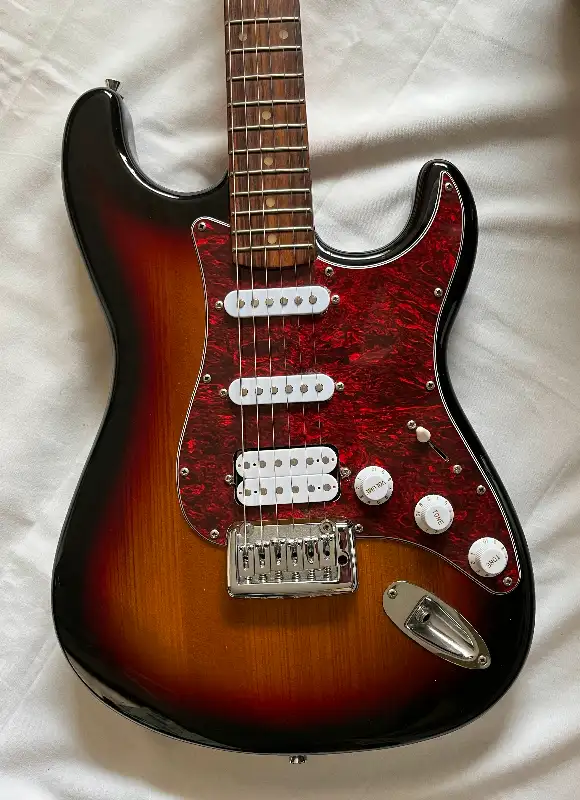JAY TURSER VINTAGE SUNBURST ELECTRIC GUITAR WITH CASE in Guitars in Vernon - Image 3