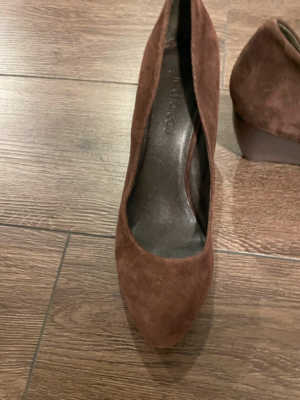 Chaussure d'été brun à talon compensé en suede, neuve pointure 7 dans Femmes - Chaussures  à Ville de Montréal - Image 2