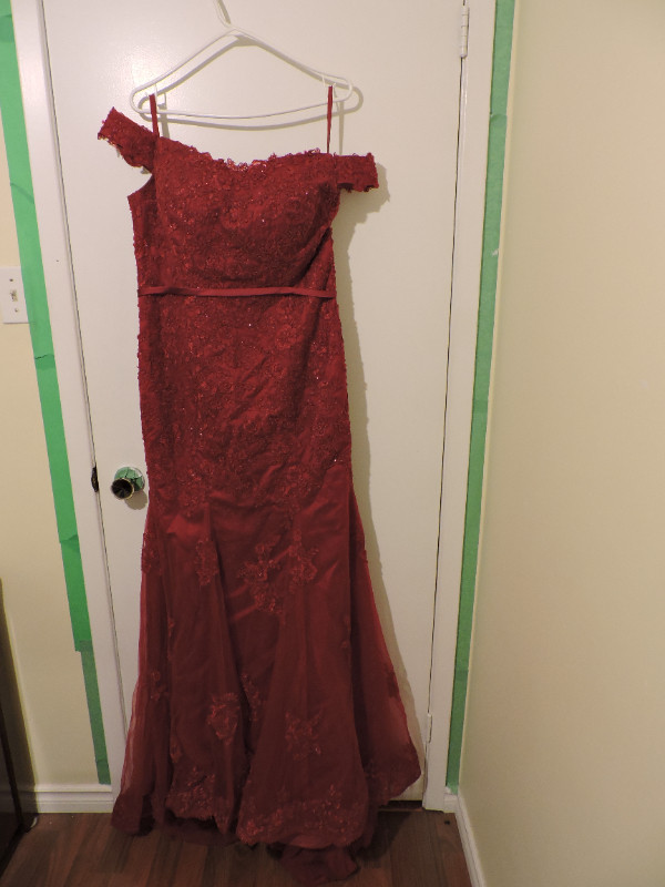 Formal prom dress, red in Women's - Dresses & Skirts in Oshawa / Durham Region