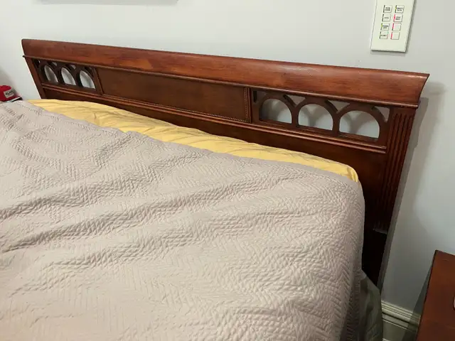Mahogany bedroom set double bed size, dresser and 2 end tables in Beds & Mattresses in City of Toronto - Image 3