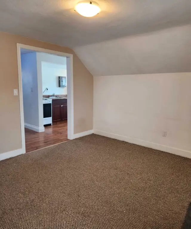 CLEAN, SPACIOUS 1-BDRM UPPER SUITE W/ BALCONY + YARD63882288140033124