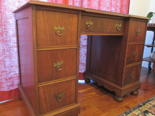 Beautiful Refinished Antique Walnut Desk -  Reduced in Desks in City of Toronto - Image 4