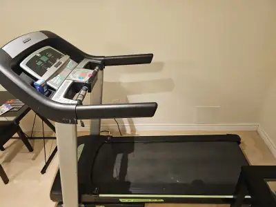 Get ready to elevate your fitness routine with this Horizon CT5.3 treadmill! This used treadmill is...