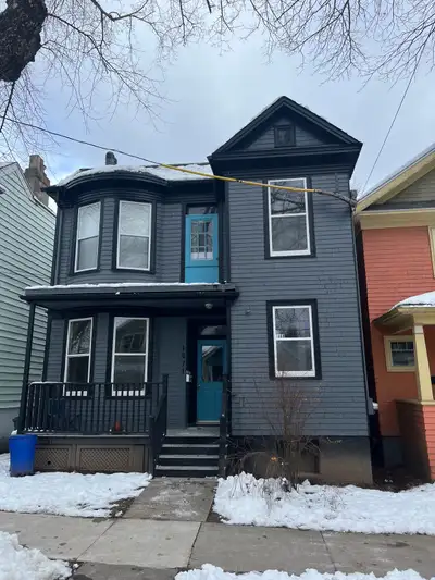 4 Bedroom 1 Bathroom Apartment on Henry St ( Top Unit) 5 Minute Walk to Dalhousie University Heat+ H...
