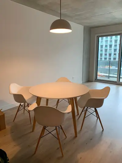 URGENT VENTE : Table Ronde + 4 Chaises (avant 17 mai), View more