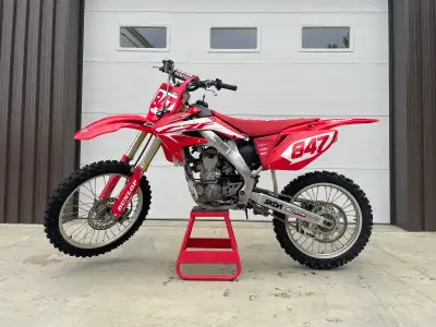 2006 Honda CRF250R Runs and drives good Regular oil changes New Plastics New Graphics New seat cover...