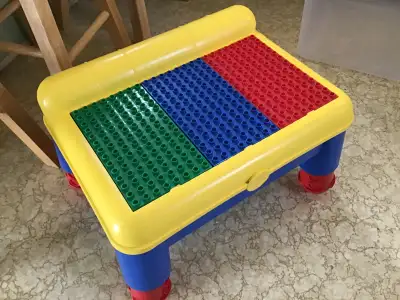 Jeux de bloc sur petite table., View more