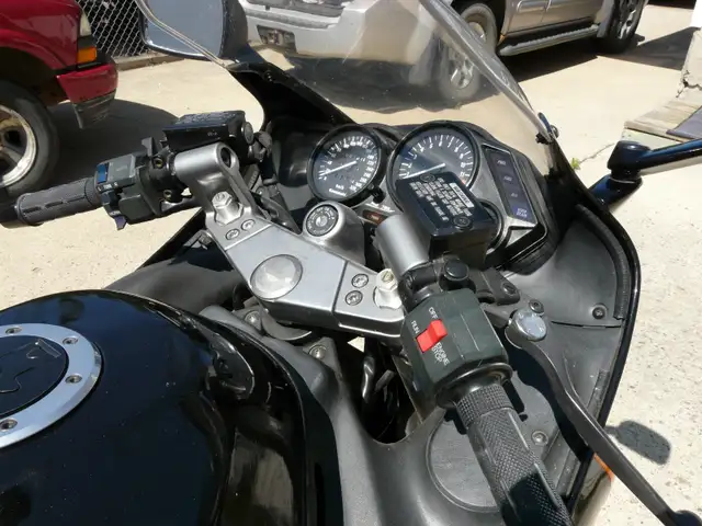 1990 Kawasaki ZX-11 Ninja in Sport Bikes in Edmonton - Image 9