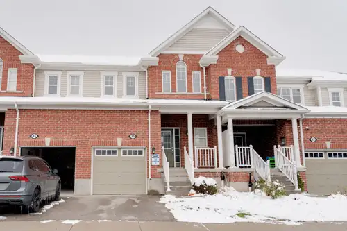 This bright and welcoming rental offers: - 3 spacious bedrooms - 2.5 bathrooms - Modern kitchen with...