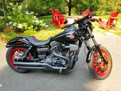 Moto IMPECCABLE et unique, mécanique A1, seulement 33,000km. Tous les entretiens faits chez HD. Dern...
