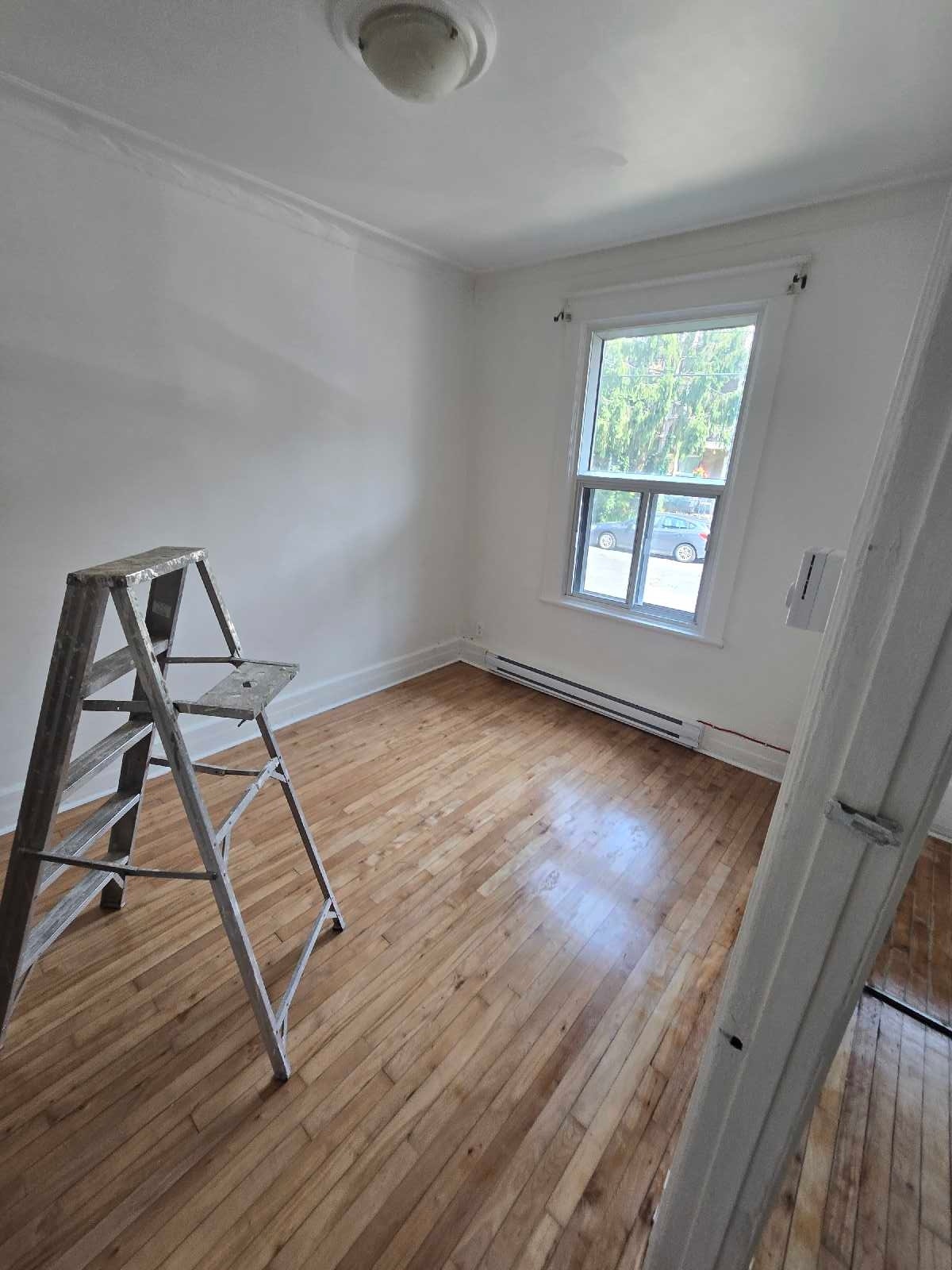 5 1/2 by Verdun metro, Ground floor, Parking — photo 1