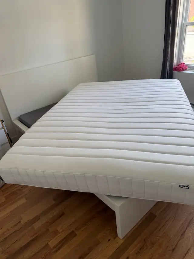 Cadre de lit MALM IKEA queen très bon état  in Beds & Mattresses in City of Montréal - Image 4