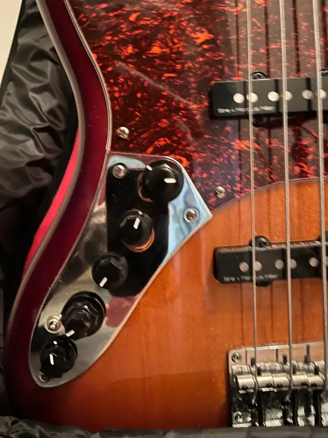 Guitare basse gauchère Marcus Miller Sire in Guitars in Sherbrooke - Image 4