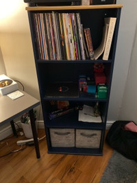 Mint condition bookcase with 2 baskets