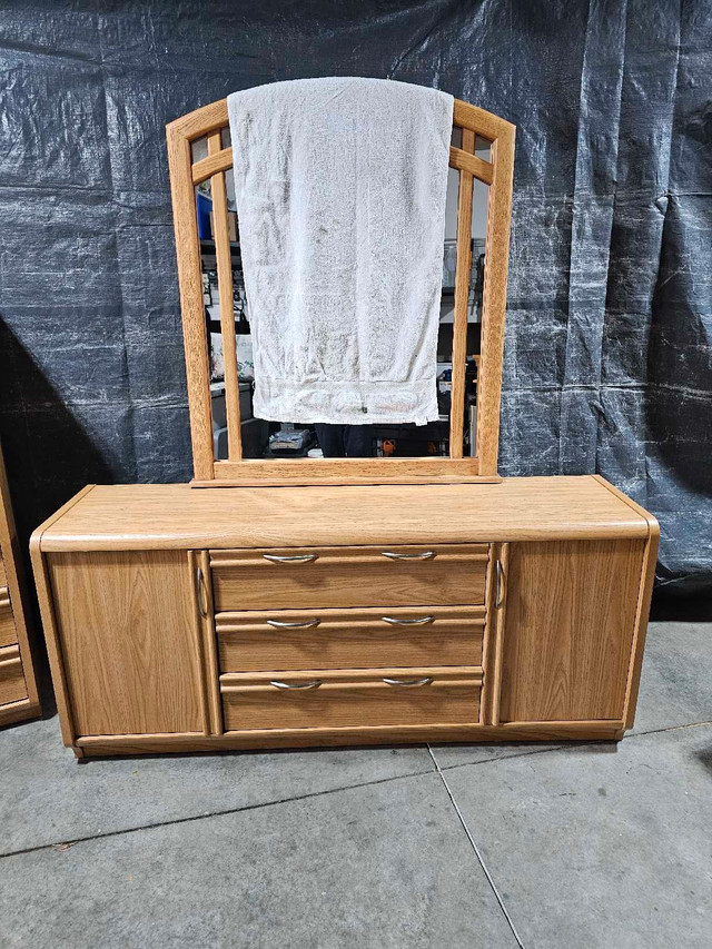 Queen size Bedroom set in Dressers & Wardrobes in Windsor Region - Image 2