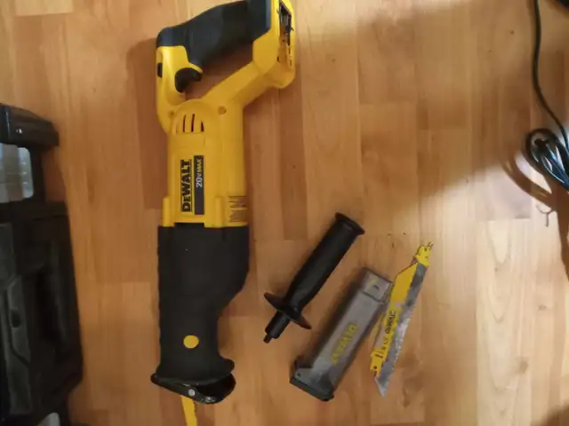 coffre dewalt avec plusieurs outils in Power Tools in Laval / North Shore - Image 7