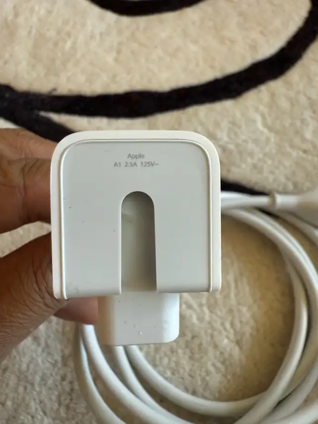 Apple Power Cord in Cables & Connectors in Markham / York Region - Image 3