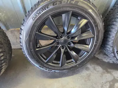 Jantes 19 pouces bolt pattern 5x114 avec pneu hiver 235/55/19 toyo observe +tpms très bonne qualité...