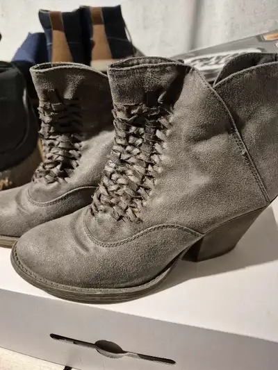 Boots size 7, View more
