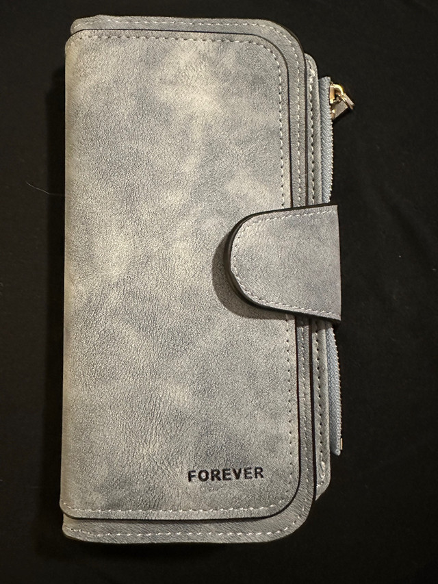  Brand new wallet  in Women's - Bags & Wallets in Regina