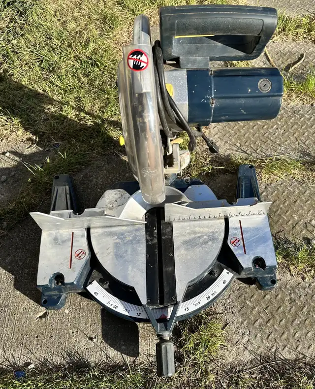 Mitre saw 12” with laser line mastercraft used like new in Power Tools in Oshawa / Durham Region - Image 4