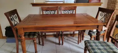 Table et chaises de cuisine – 6 places Table de cuisine avec 6 chaises, en bon état général. Quelque...