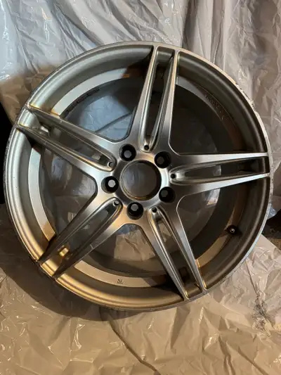 Mercedes Rims Qty: 3 (4th is included but has a rim crack) 17 inch Was on a B250 model 225/45R17 Sma...