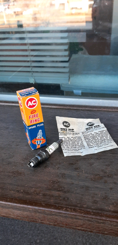 Terrific graphics on this new old stock spark plug. Nice addition for the automotive collector.