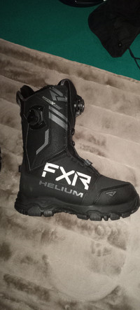 FXR HELIUM SNOWMOBILING BOOTS.