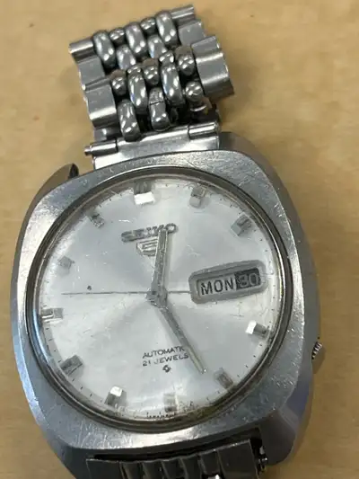 This is a used Seiko automatic watch with 21 jewels. The watch shows the day and date. The watch is...